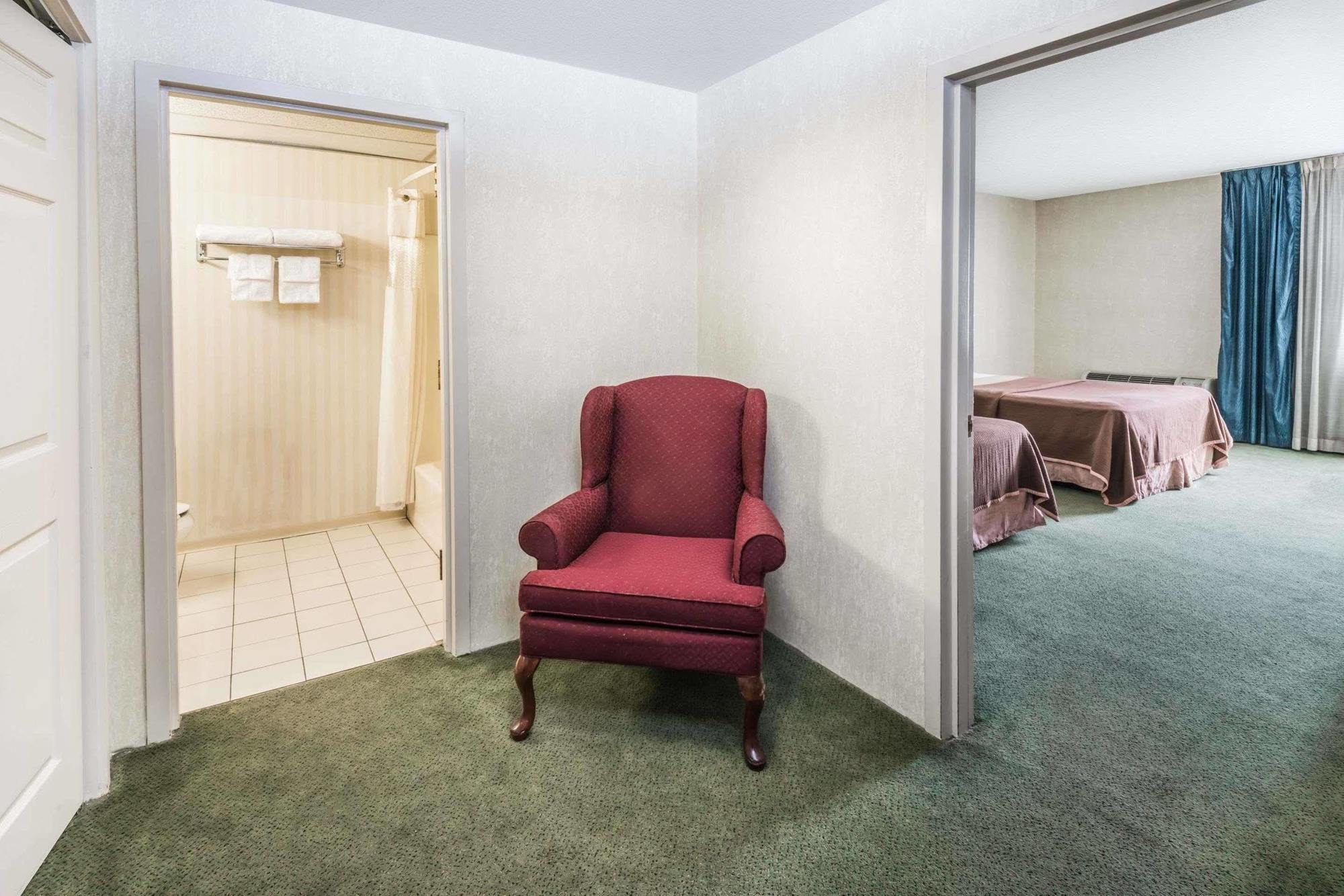 Howard Johnson By Wyndham Milford/New Haven エクステリア 写真