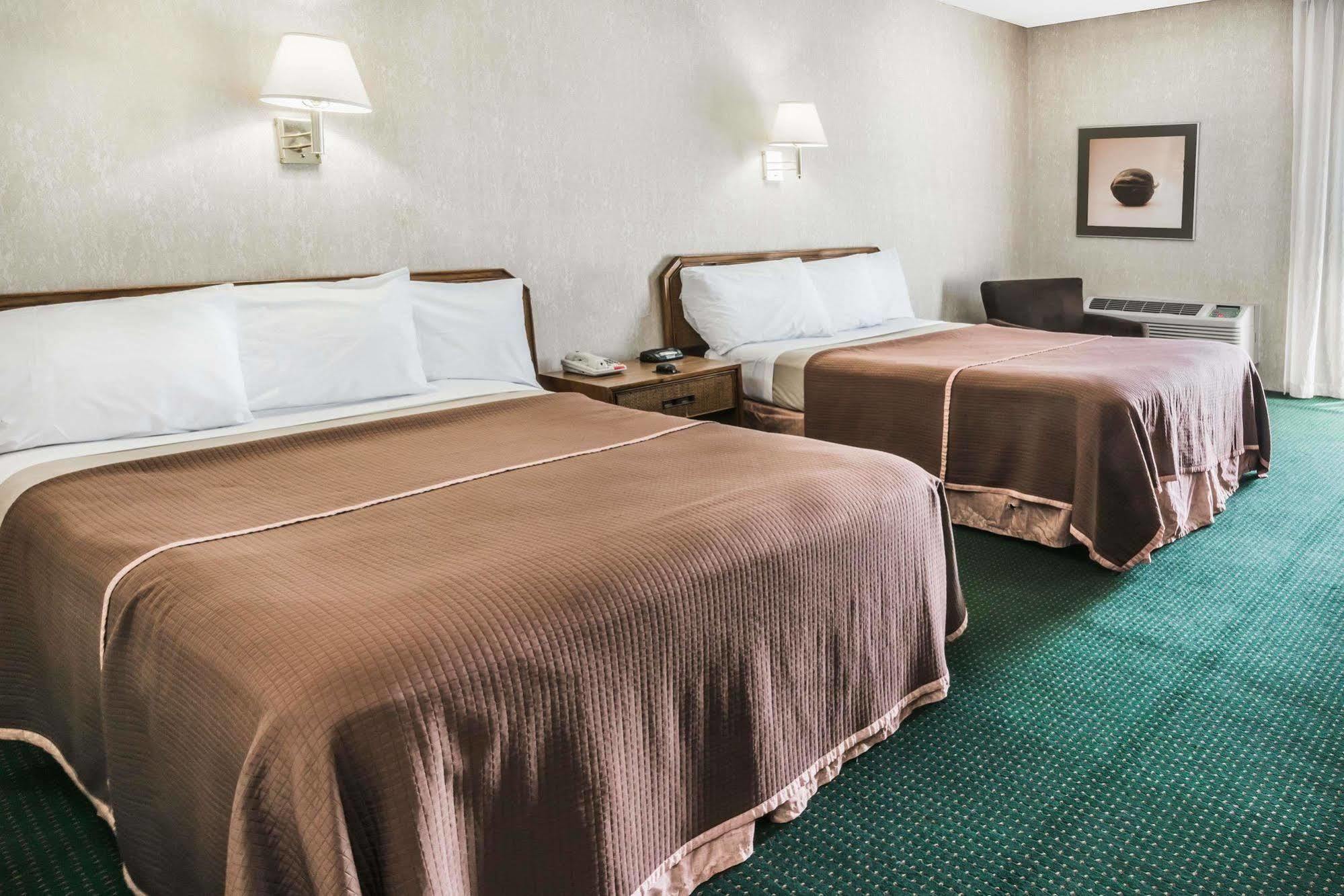 Howard Johnson By Wyndham Milford/New Haven エクステリア 写真