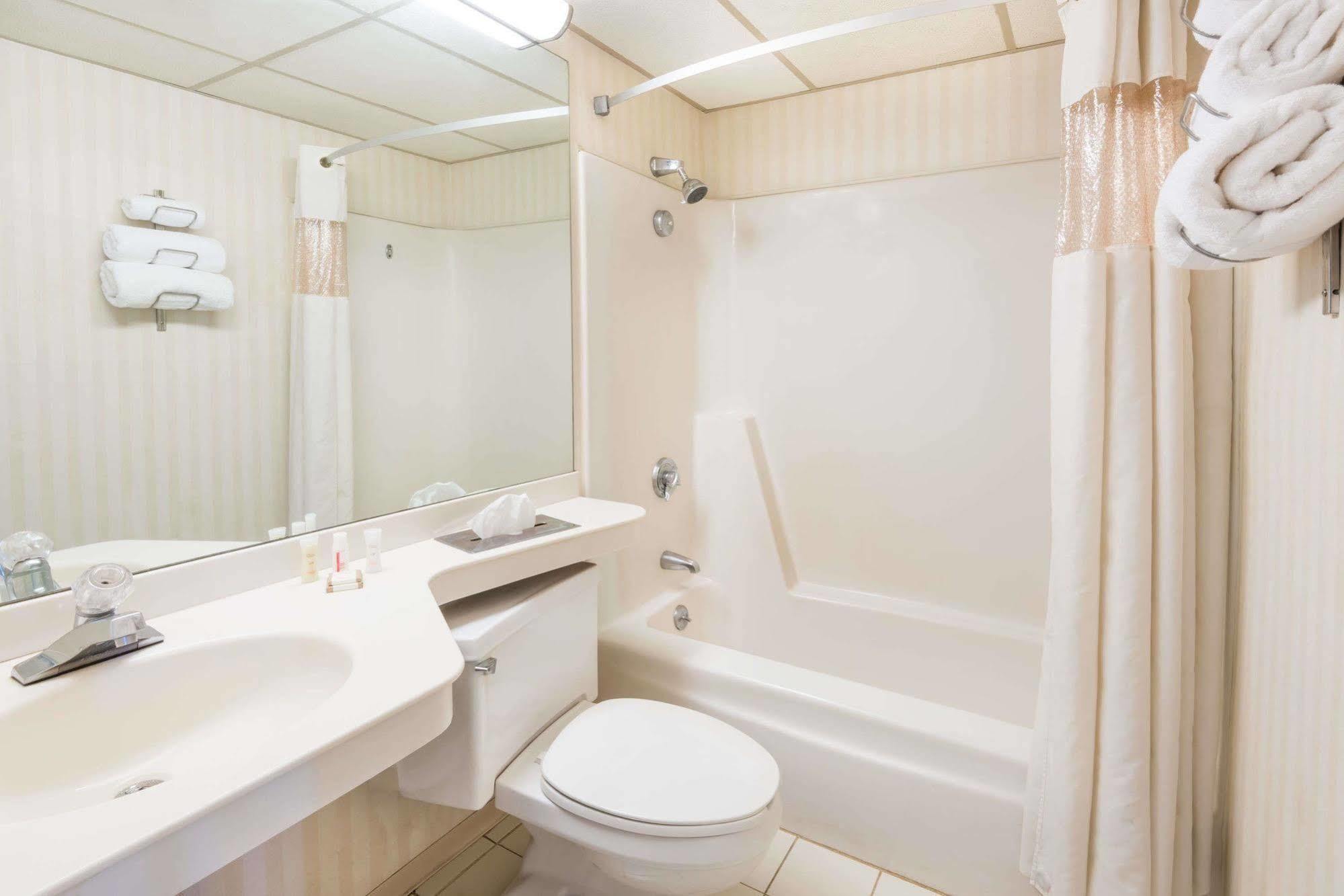 Howard Johnson By Wyndham Milford/New Haven エクステリア 写真